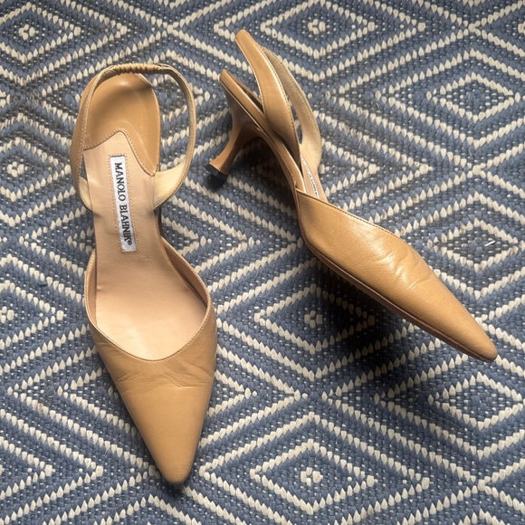 Manolo Blahnik Slightly Mismatched Nude Slingback Heels - Picture 1 of 9